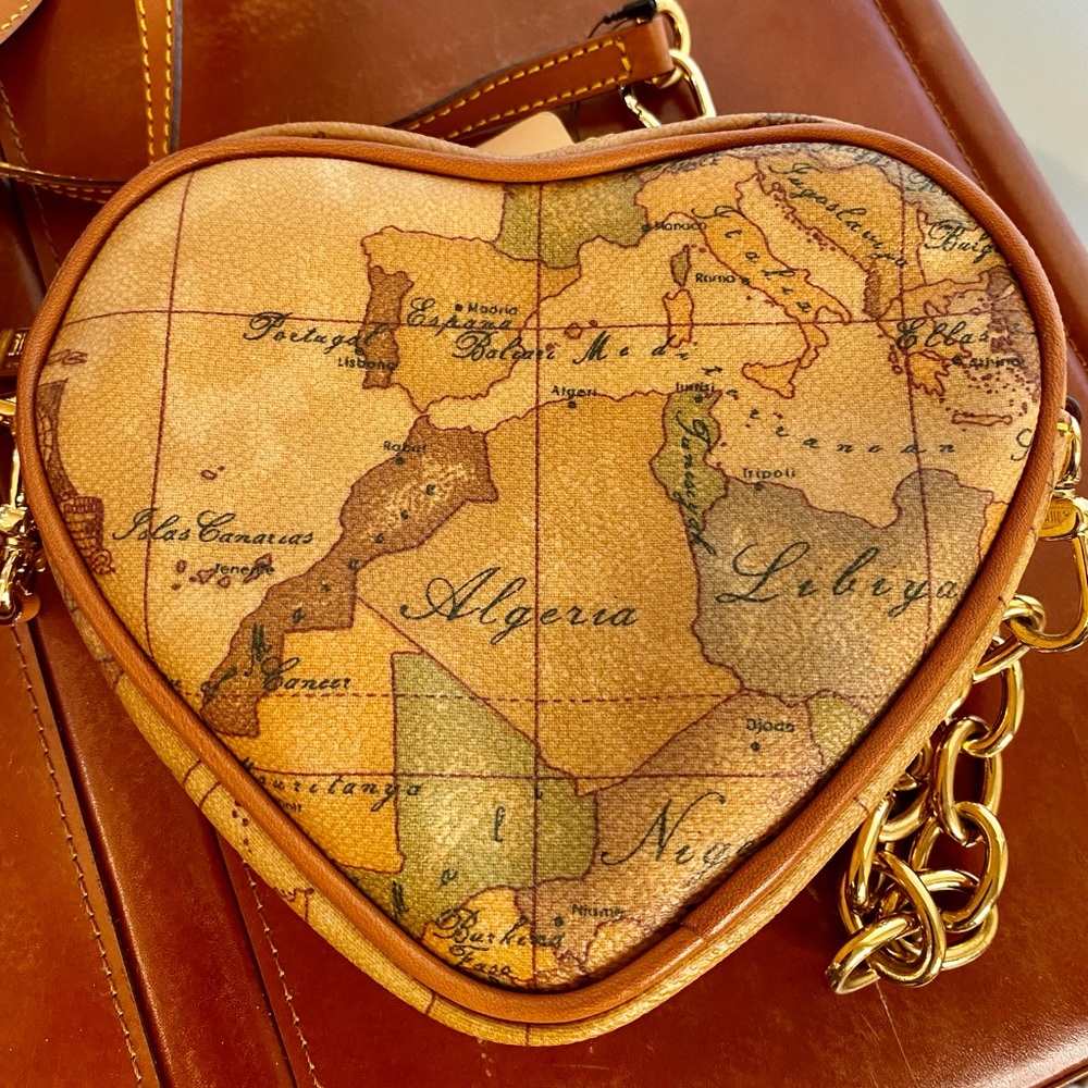 ❌SOLD ❌❤️Geo Classis Heart Mini Crossbody Bag
